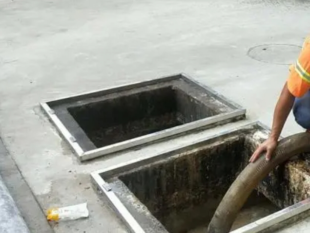 港口镇化粪池清理