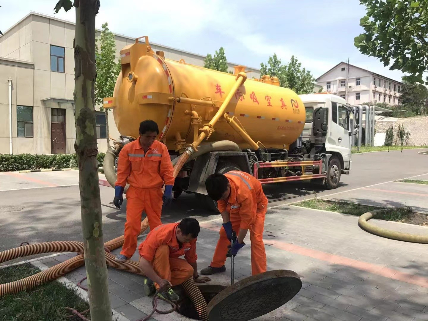 港口镇管道疏通车停在窨井附近