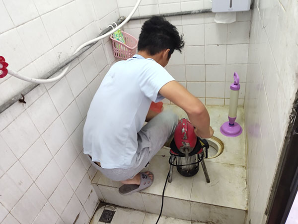 港口镇管道堵塞冒臭气 专业师傅现场解决问题
