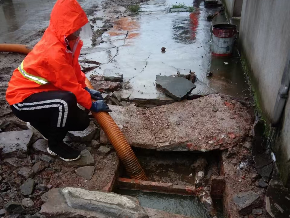 港口镇专业清理污水池 炜誉市政以规范流程守护城市 “肠道”