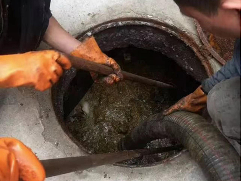 港口镇清理化粪池时如何避免沼气的危害？